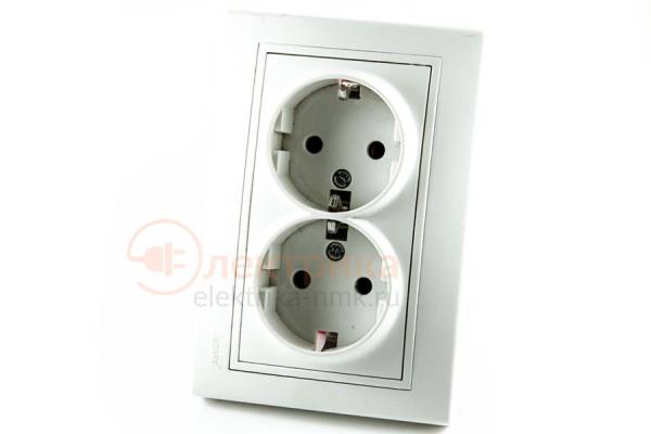 розетка 2 с/з бел.16А  01-0202-127 Lezard