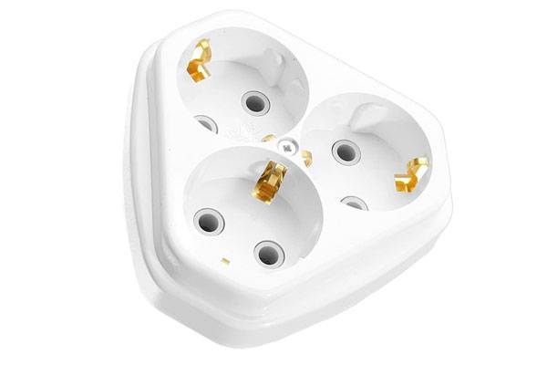 розетка с подложкой 16А 3-ая с/з бел. наруж. РА16-833