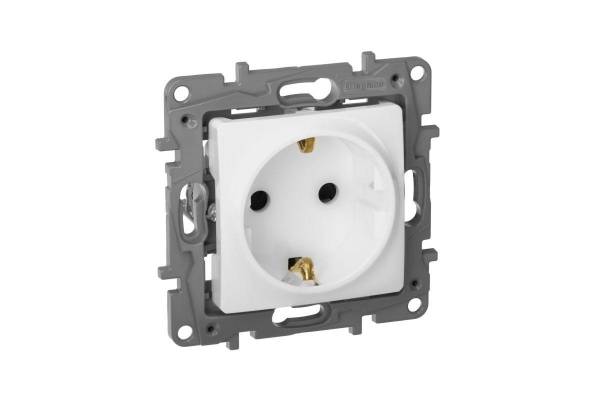 Механизм розетки 1-м СП Etika 16А IP31 250В 2P+E с заземл. защ. шторки немецк. стандарт винт. клеммы бел. Leg 672222
