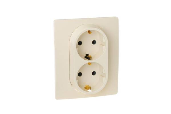 Розетка 2-м СП Etika 16А IP20 250В 2P+E с заземл. немецк. стандарт винт. клеммы в сборе сл. кость Leg 672323