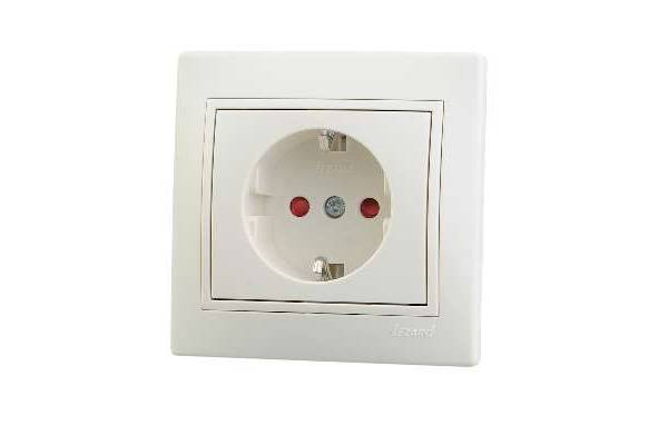 Розетка 1-м СП Мира 16А IP20 с заземл. защ. шторки со вставкой керамика крем. LEZARD 701-0303-124