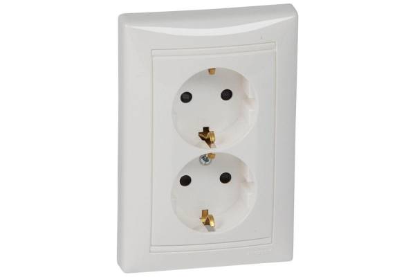 Розетка 2-м СП Valena 16А IP20 2х2P+E с заземл. защ. шторки немецк. стандарт в сборе бел. Leg 774427