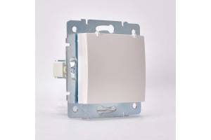 Механизм розетки 1-м СП Karina с заземл. с крышкой термопласт жемчуж./бел. перламутр. LEZARD 707-3088-123B