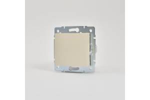 Механизм розетки 1-м СП KARINA с защ. крышкой термопласт с заземл. крем LEZARD 707-0388-123B